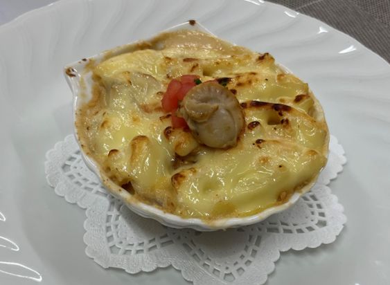 帆立のトマトグラタン